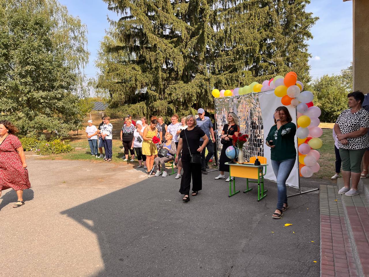 Гості та учні зібралися біля школи на День знань